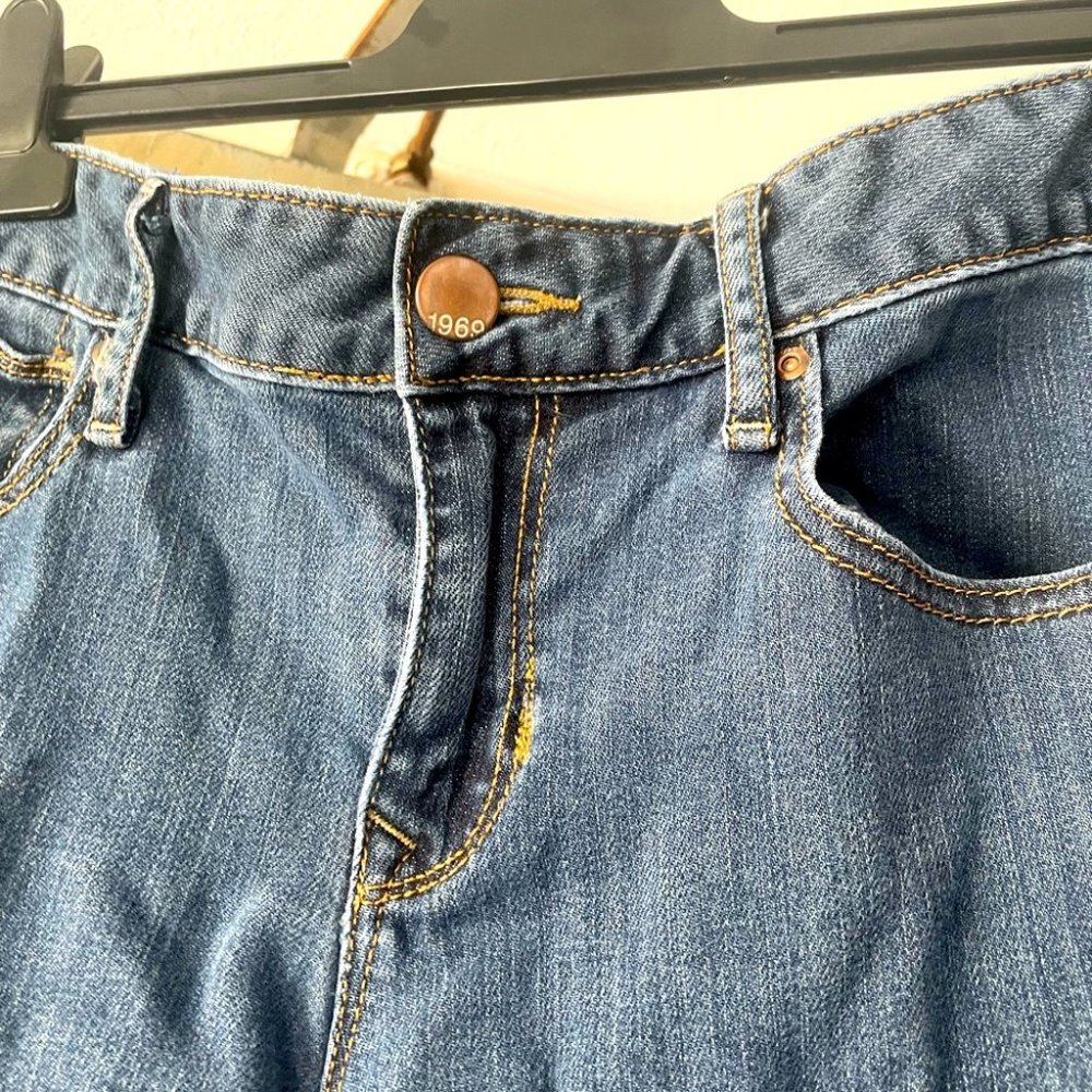 GAP 1969 curvy jeans. Slight flare. - Picture 7 of 9